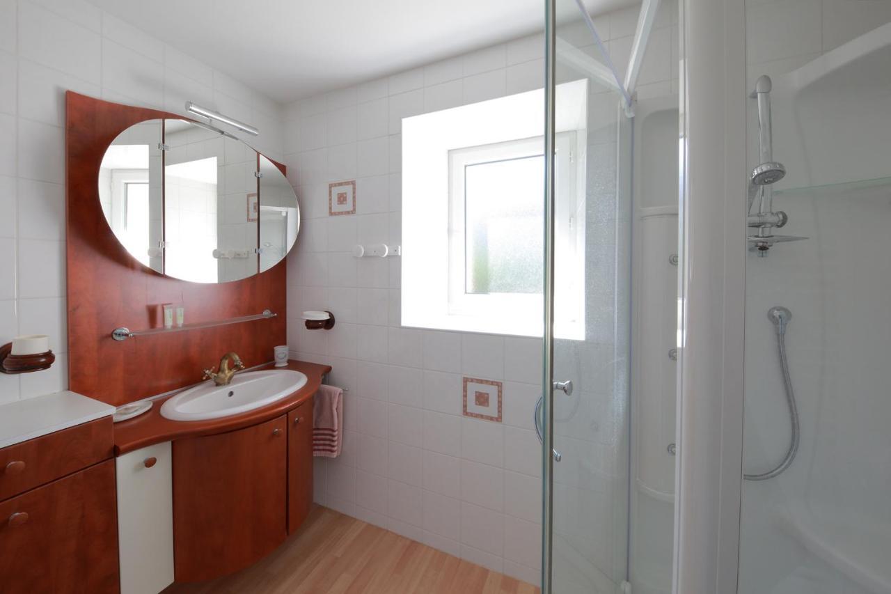 Gite La Loge Des Fees Latille Ngoại thất bức ảnh